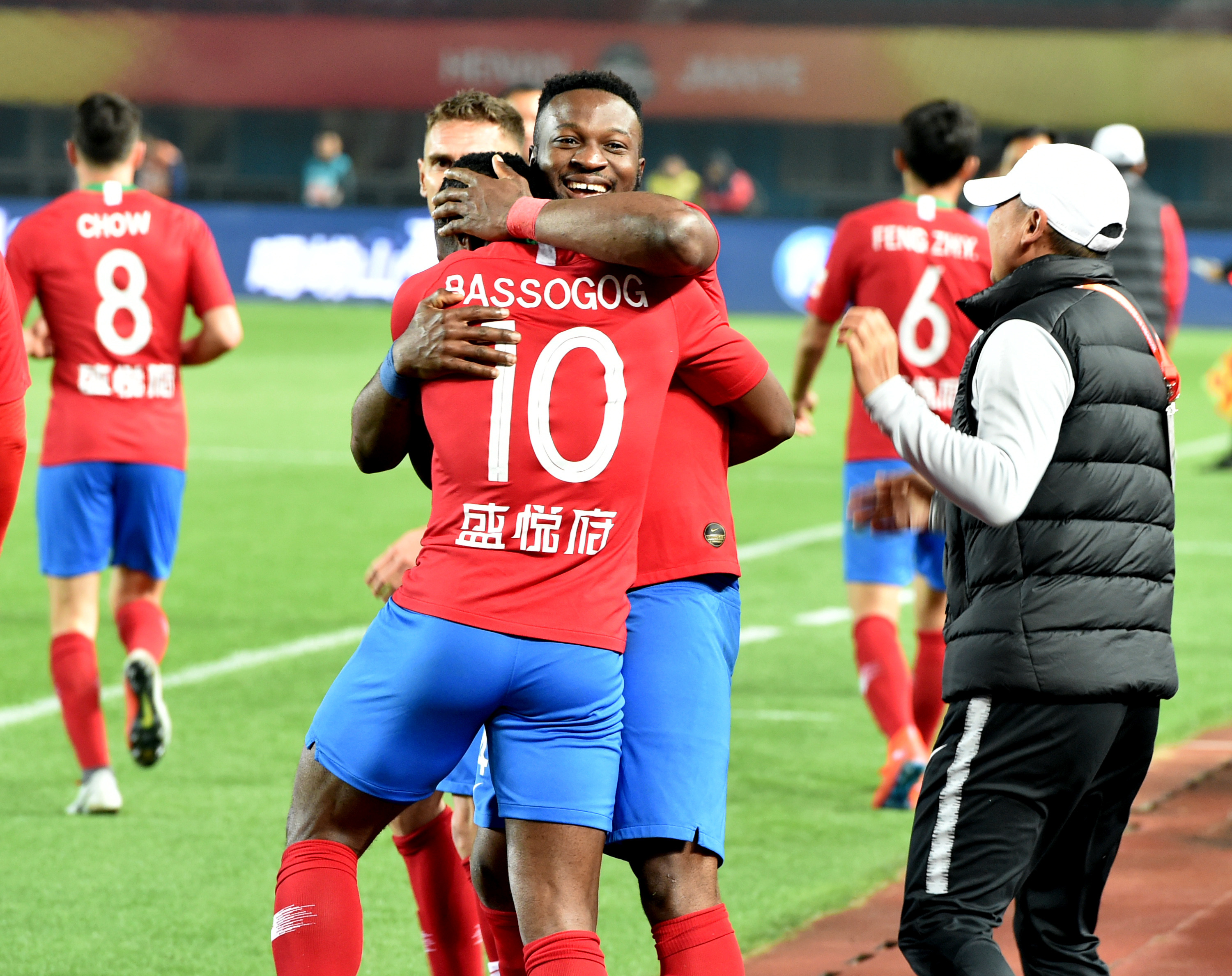 他靠中距离 他靠中距离